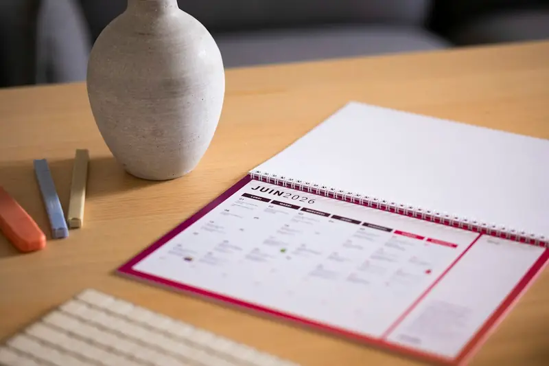 Boleto do DAS sobre a mesa ao lado de um calendário com o dia 20 marcado