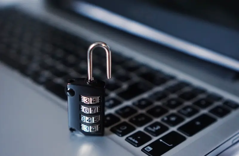Cadeado de segredo sobre o teclado de um notebook