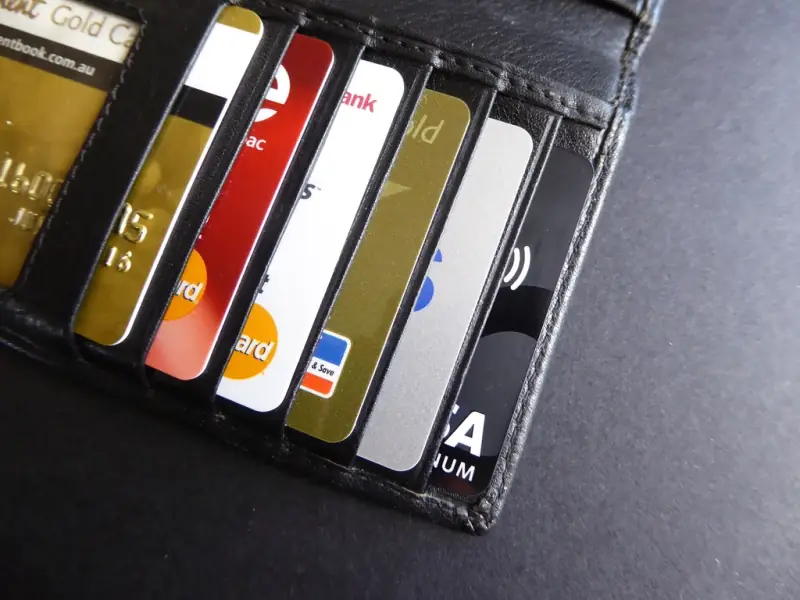Carteira aberta com vários cartões de banco enfileirados