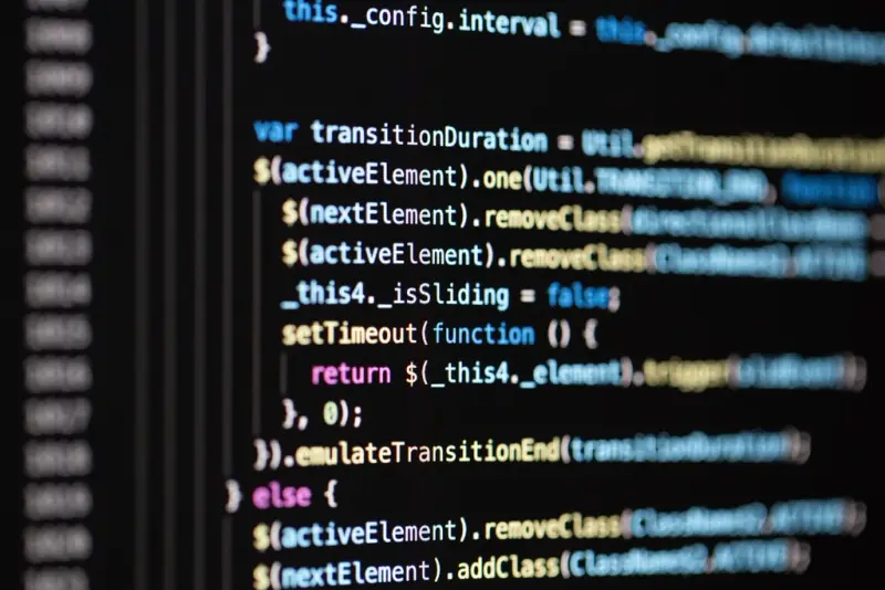 Código de programação em cores numa tela escura