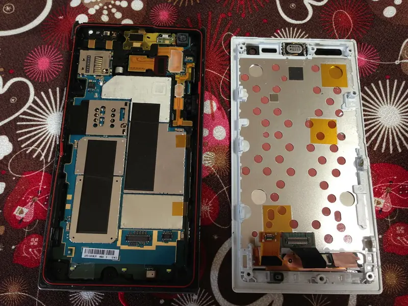 Celular desmontado com a placa e a tampa traseira lado a lado