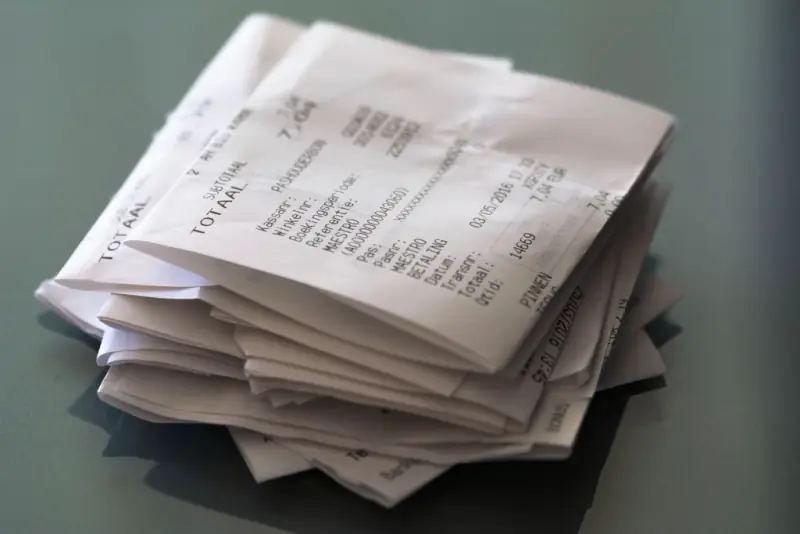 Pilha de cupons e recibos de papel amassados