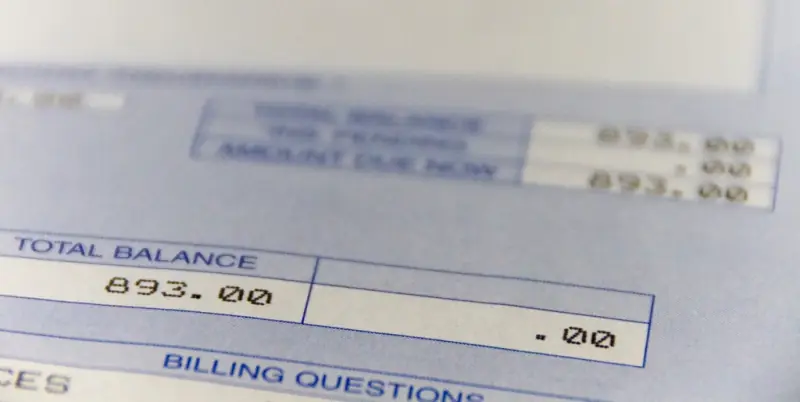 Detalhe de um extrato bancário impresso com o saldo em destaque