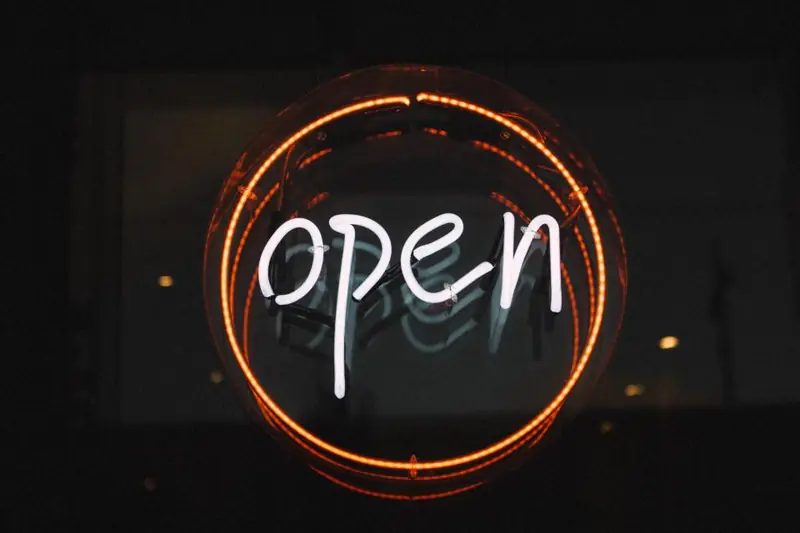 Placa de neon com a palavra open acesa no escuro