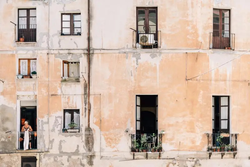 Fachada de prédio residencial com janelas e varandas